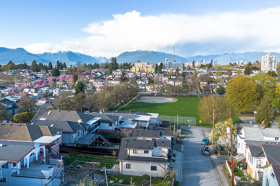 5347 Mckinnon Street Vancouver, BC - 5