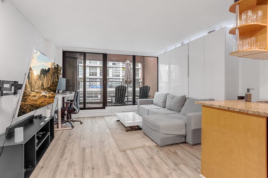 214 1189 Howe Street Vancouver, BC - 5