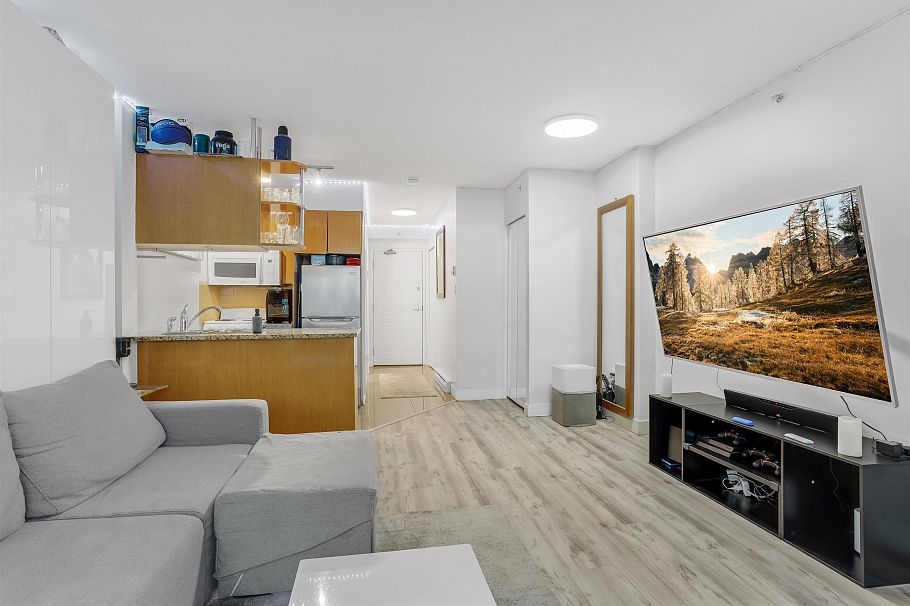 214 1189 Howe Street Vancouver, BC - 9