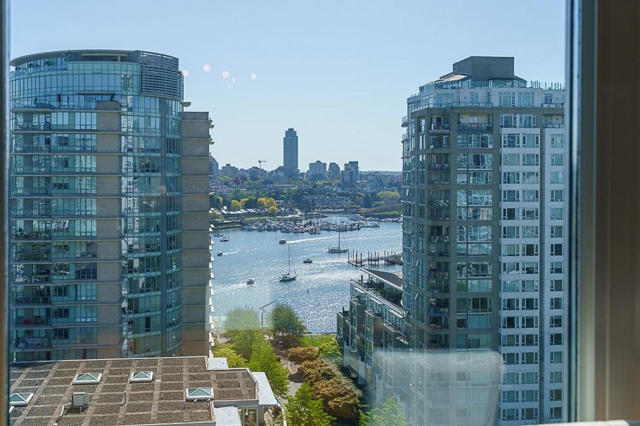 2005 1228 Marinaside Crescent Vancouver, BC - 18