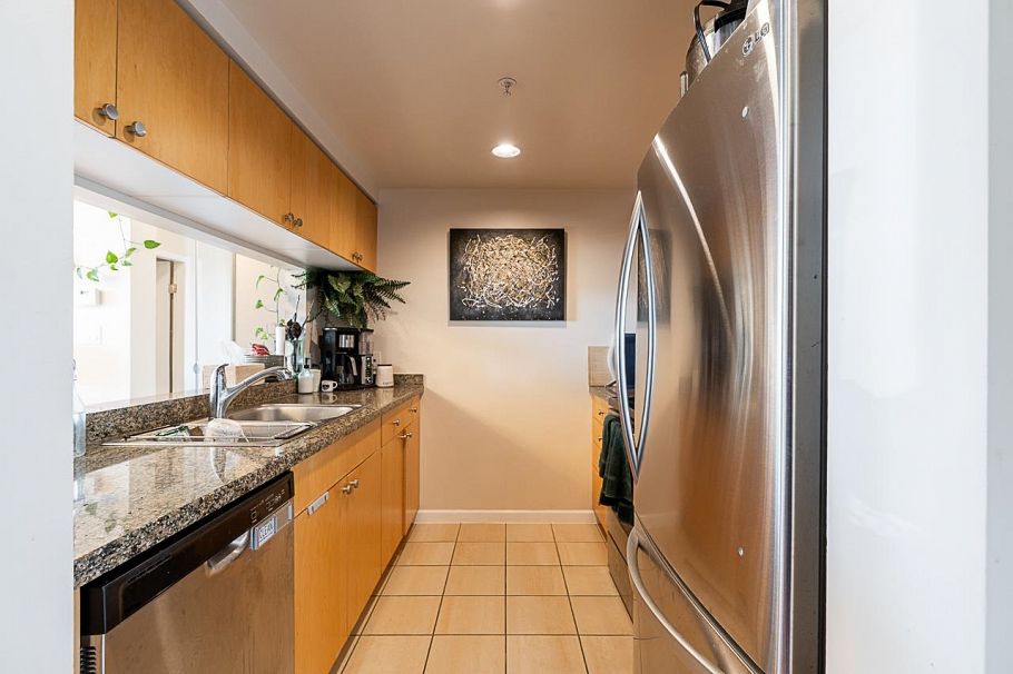 2005 1228 Marinaside Crescent Vancouver, BC - 4