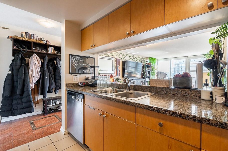 2005 1228 Marinaside Crescent Vancouver, BC - 6