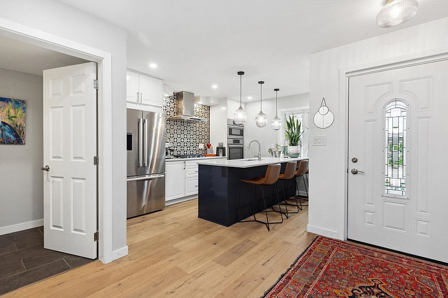 1585 Bowser Avenue North Vancouver, BC - 8