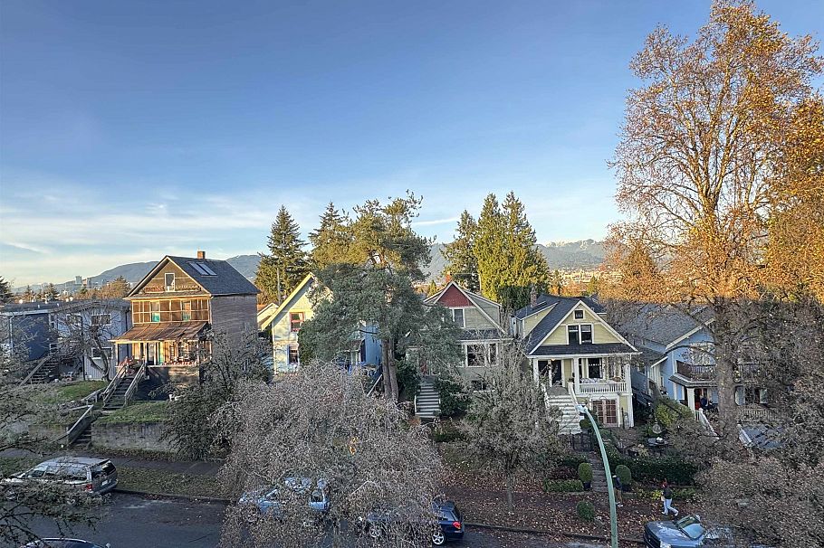 830 E 14th Avenue Vancouver, BC - 5