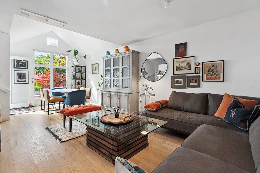 1585 Bowser Avenue North Vancouver, BC - 1