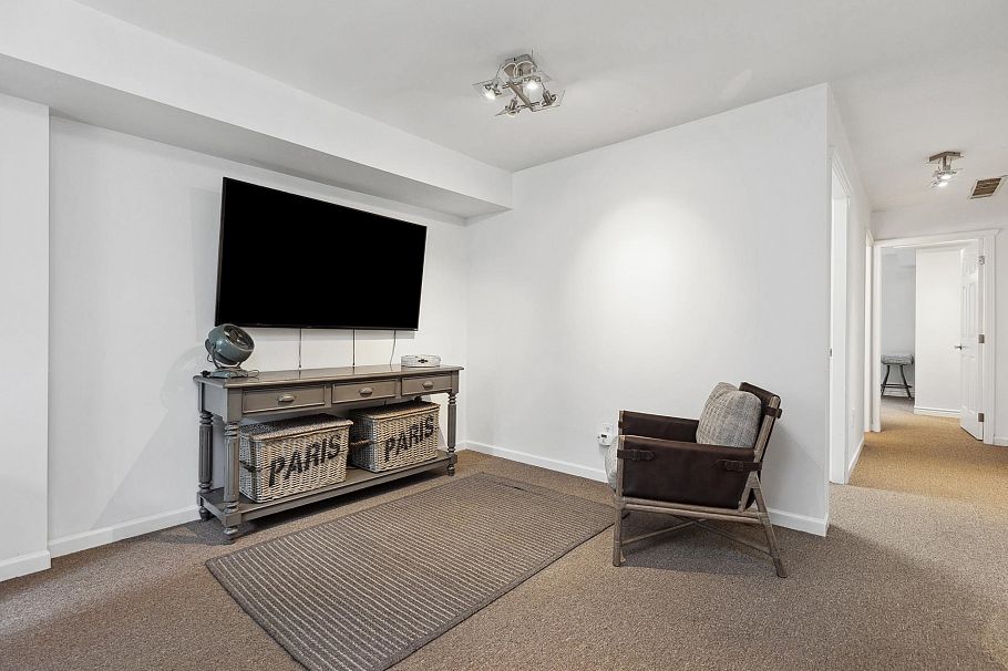 1585 Bowser Avenue North Vancouver, BC - 22