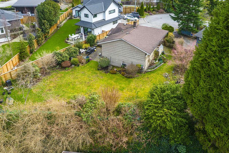 1298 Brantwood Road North Vancouver, BC - 1
