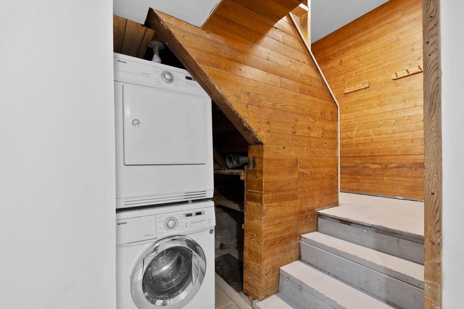 3431 Glen Drive Vancouver, BC - 10