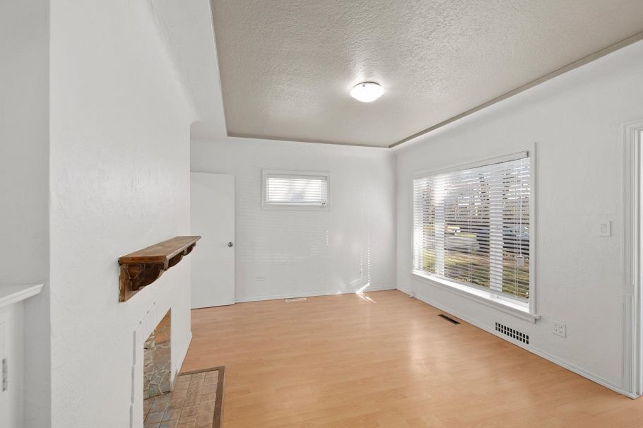 3431 Glen Drive Vancouver, BC - 3