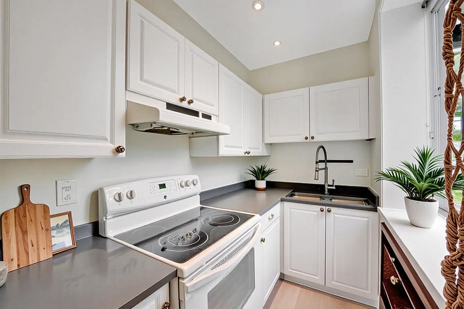 701 233 Abbott Street Vancouver, BC - 4