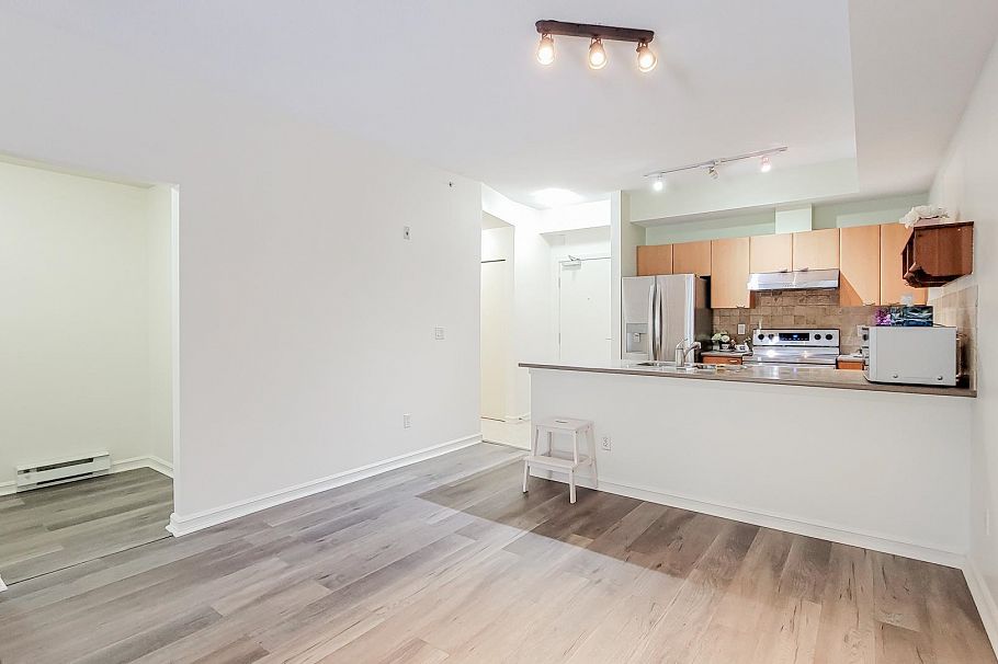 403 10092 148 Street Surrey, BC - 2