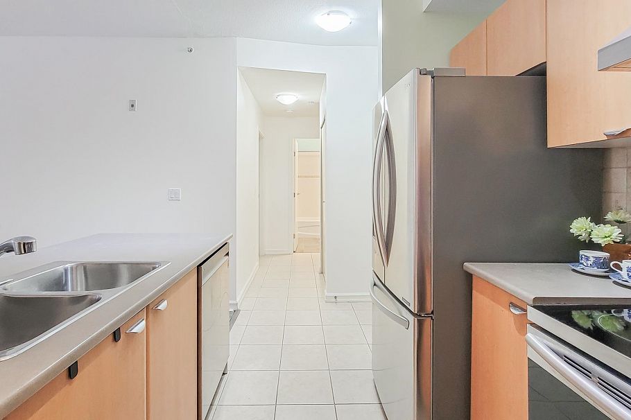 403 10092 148 Street Surrey, BC - 10