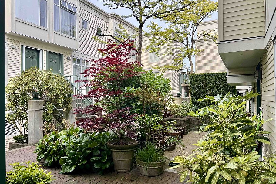 311 3727 W 10th Avenue Vancouver, BC - 1