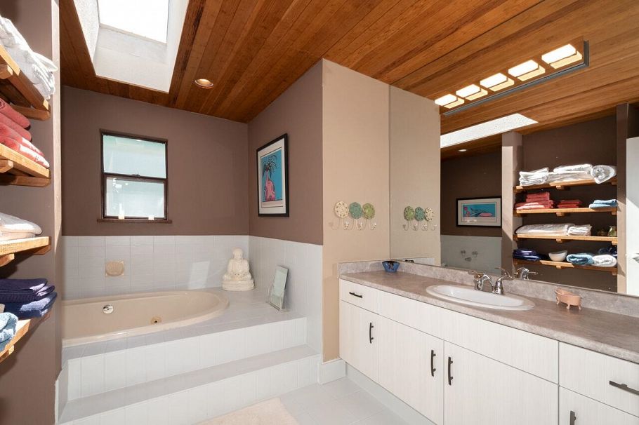 2564 Panorama Drive North Vancouver, BC - 23