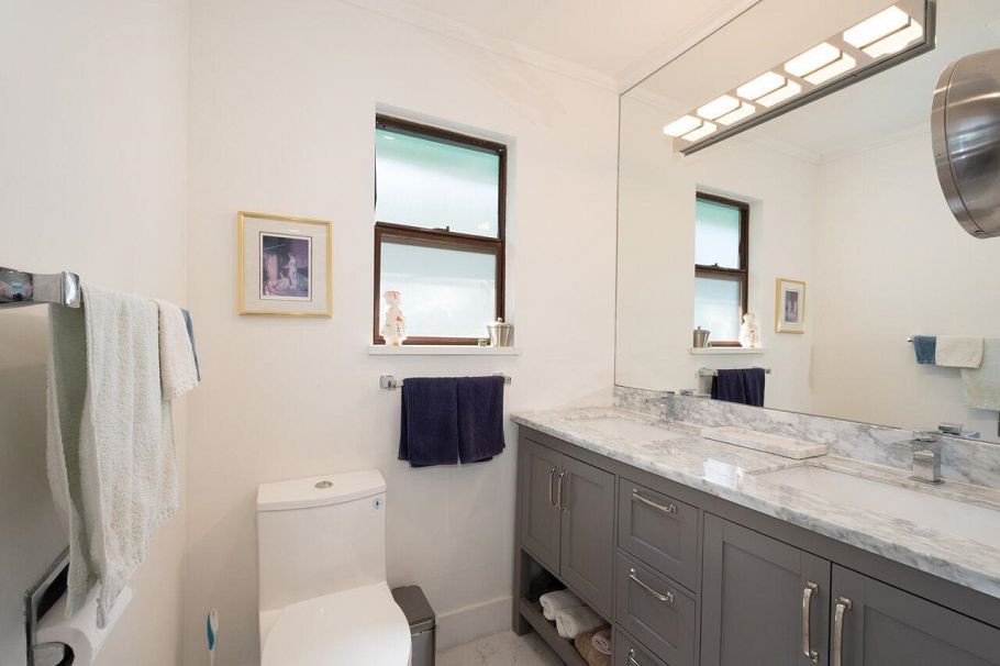 2564 Panorama Drive North Vancouver, BC - 24