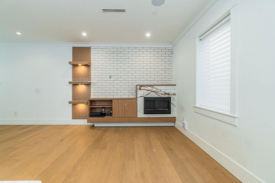 2047 E 51 Avenue Vancouver, BC - 9