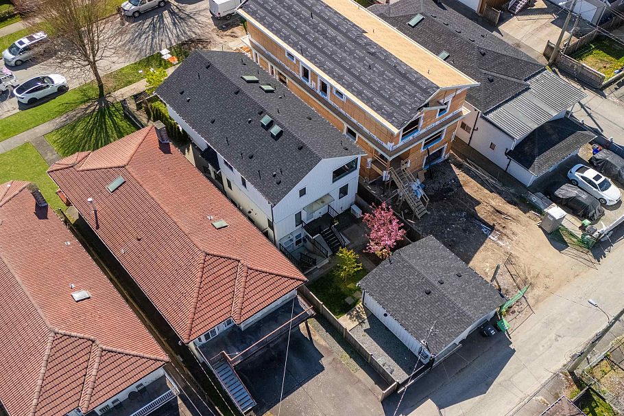 2047 E 51 Avenue Vancouver, BC - 3