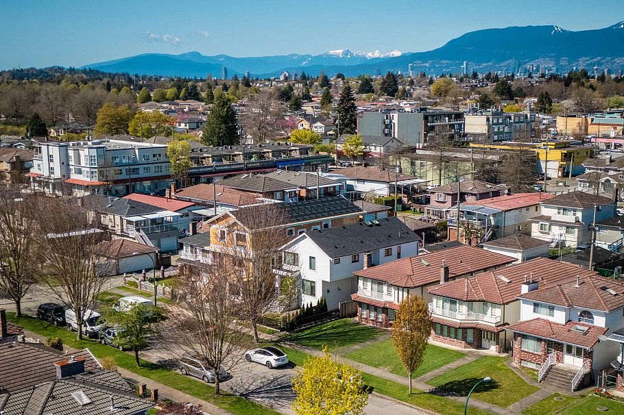 2047 E 51 Avenue Vancouver, BC - 25