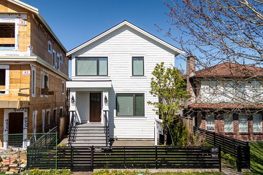 2047 E 51 Avenue Vancouver, BC - 1