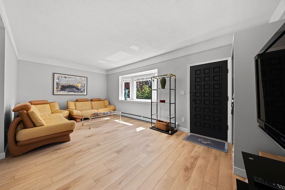 3099 W 6th Avenue Vancouver, BC - 4