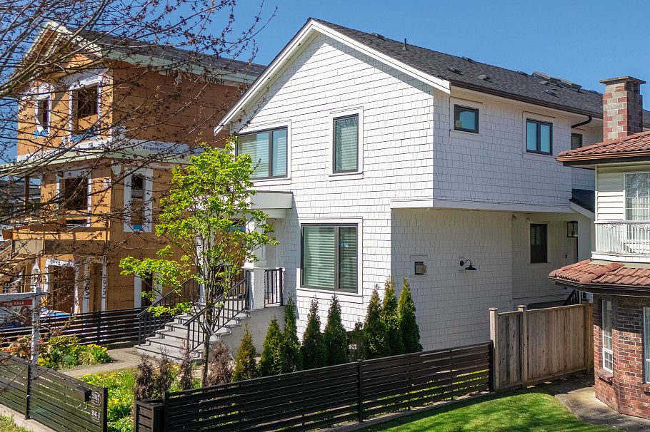 2047 E 51 Avenue Vancouver, BC - 2