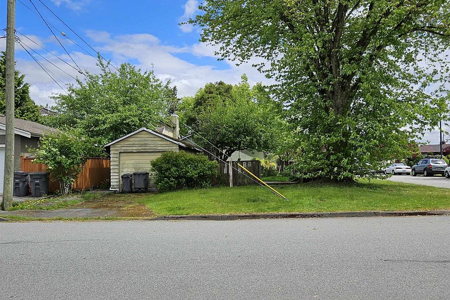 3625 E 24th Avenue Vancouver, BC - 2