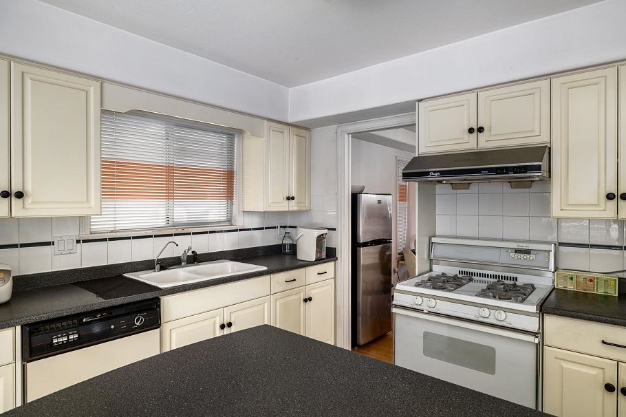 108 W 46 Avenue Vancouver, BC - 5