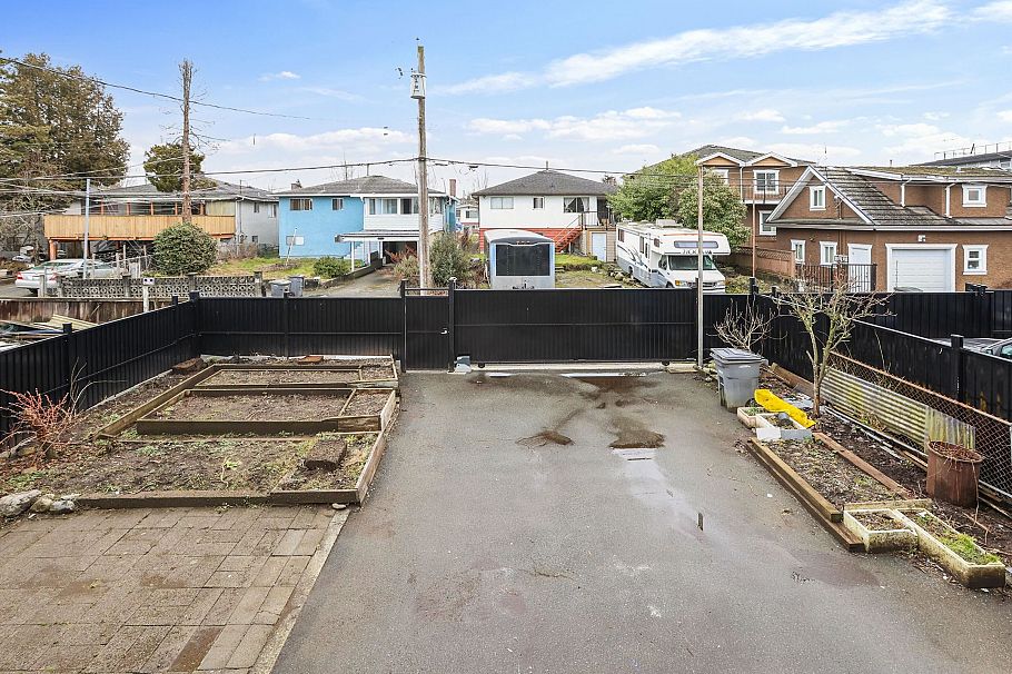 5872 Culloden Street Vancouver, BC - 32