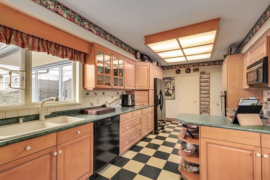 936 W 37th Avenue Vancouver, BC - 9