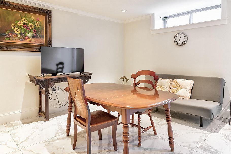 2237 W 37th Avenue Vancouver, BC - 37