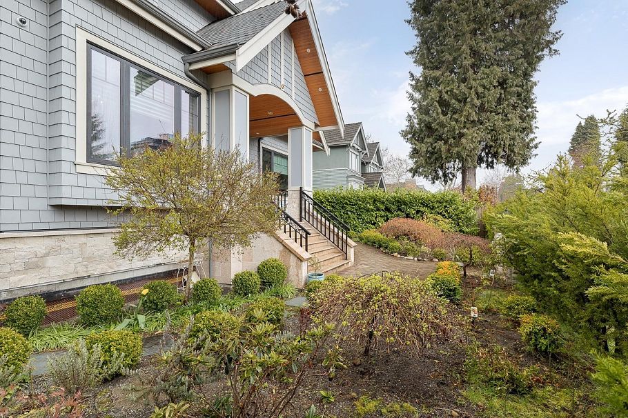 2237 W 37th Avenue Vancouver, BC - 2