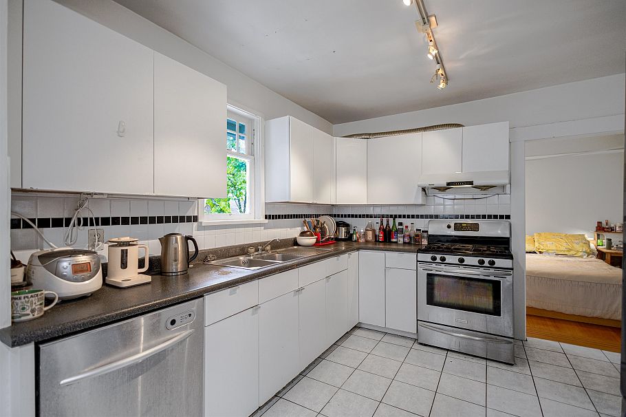 3012 W 14th Avenue Vancouver, BC - 12