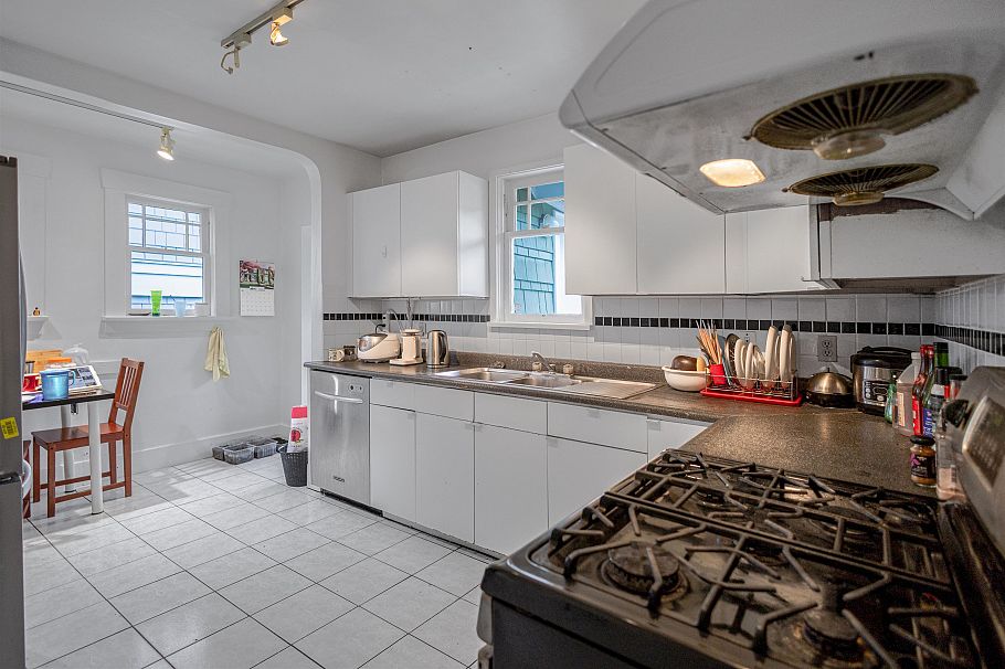 3012 W 14th Avenue Vancouver, BC - 11