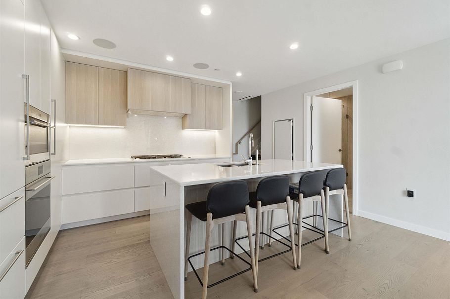 681 W 59th Avenue Vancouver, BC - 5