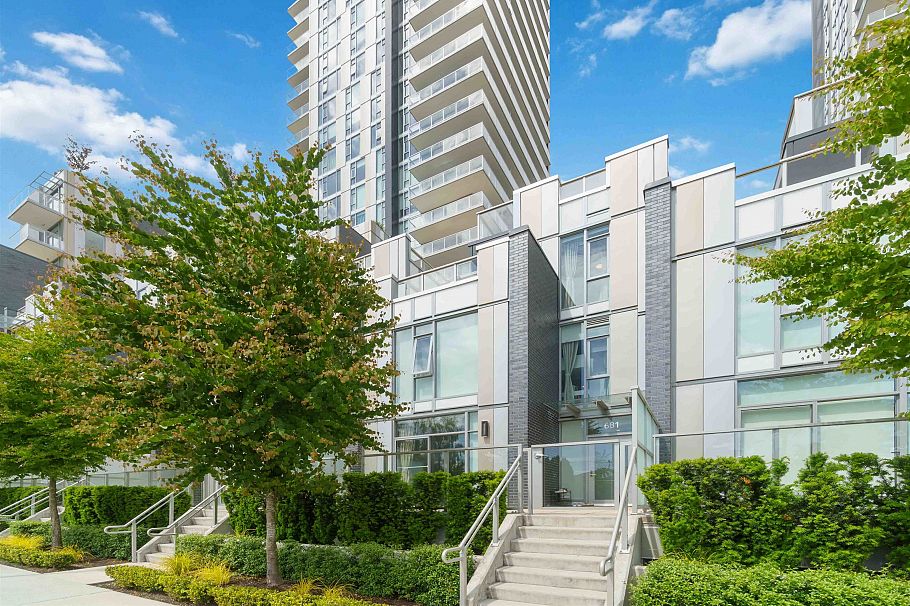 681 W 59th Avenue Vancouver, BC - 1