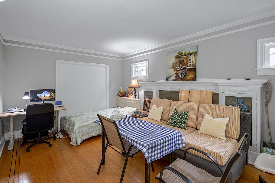 3012 W 14th Avenue Vancouver, BC - 4