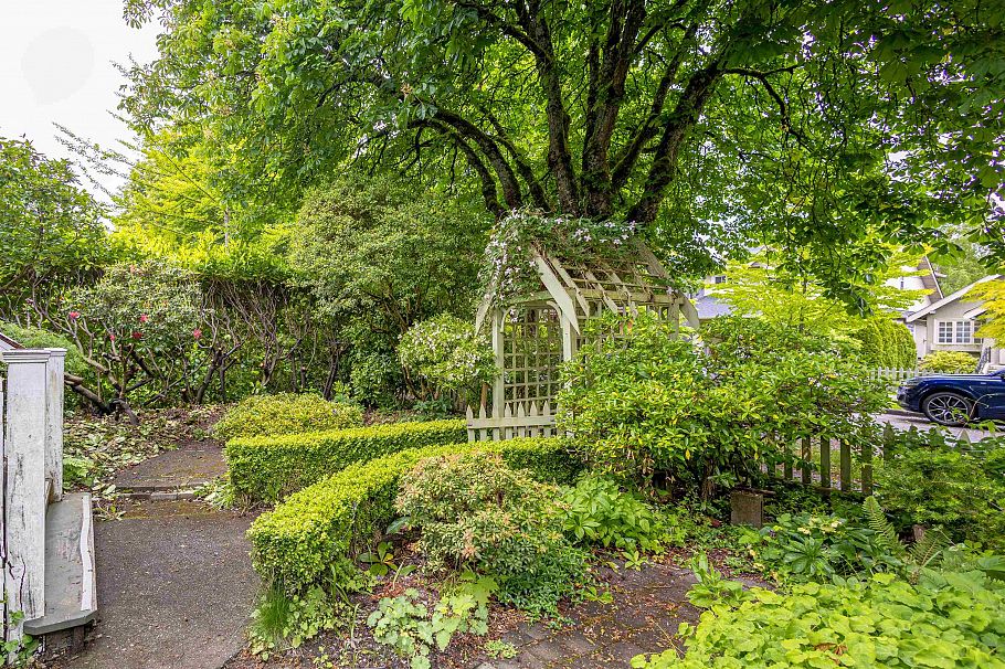 3012 W 14th Avenue Vancouver, BC - 2