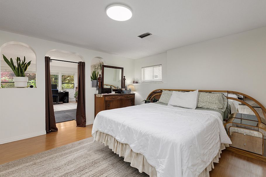 548 E Braemar Road North Vancouver, BC - 25