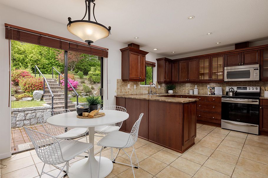 548 E Braemar Road North Vancouver, BC - 11