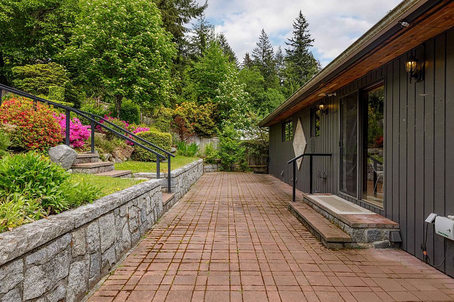 548 E Braemar Road North Vancouver, BC - 28