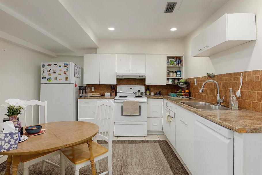 548 E Braemar Road North Vancouver, BC - 22