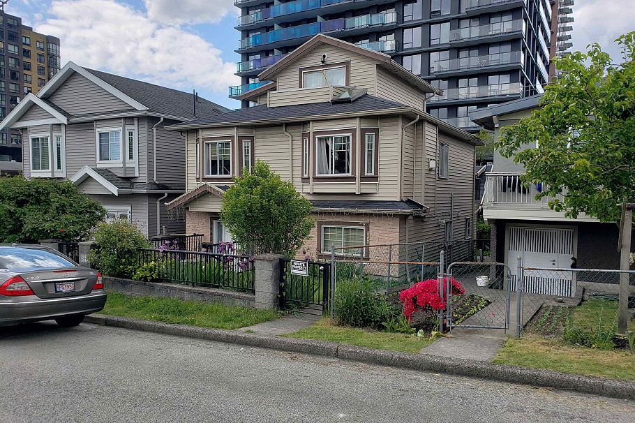 5045 Payne Street Vancouver, BC - 2