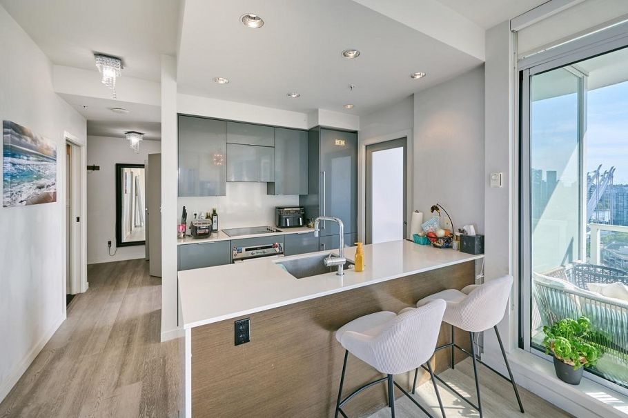 2608 161 W Georgia Street Vancouver, BC - 3