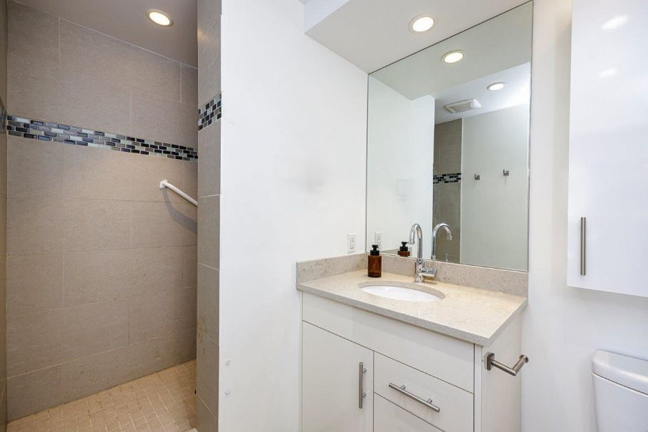 403 114 W Keith Road North Vancouver, BC - 19