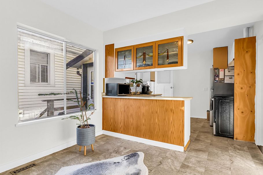 16 N Kaslo Street Vancouver, BC - 9