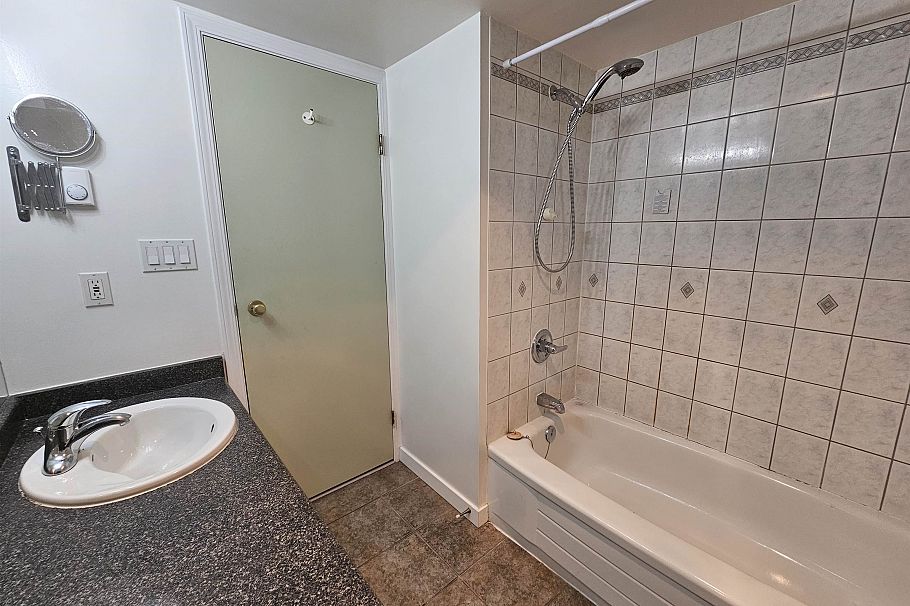 102 1445 W 70th Avenue Vancouver, BC - 10