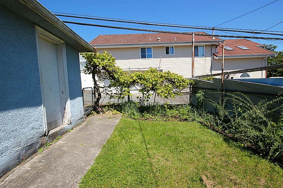 1333 E 41st Avenue Vancouver, BC - 6
