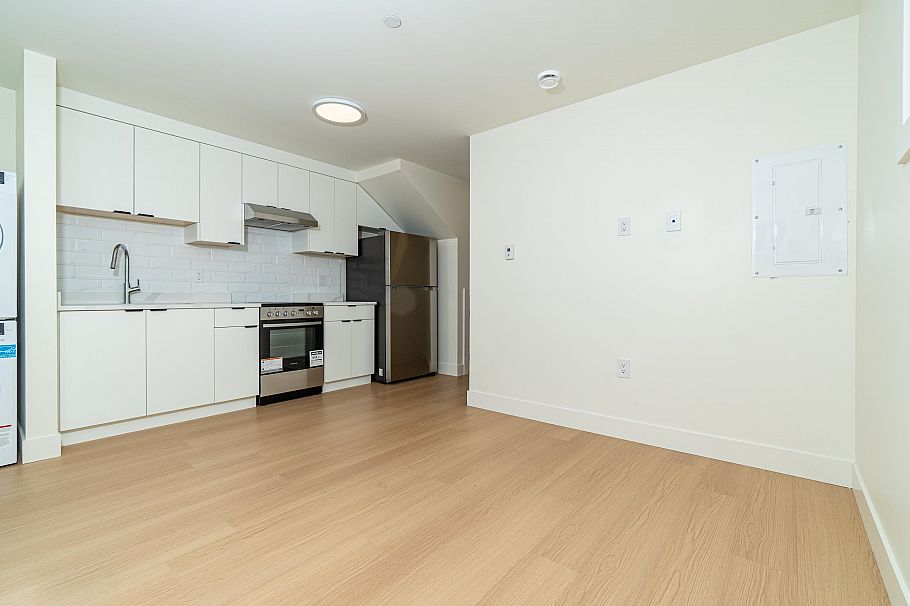 3338 W 14th Avenue Vancouver, BC - 22