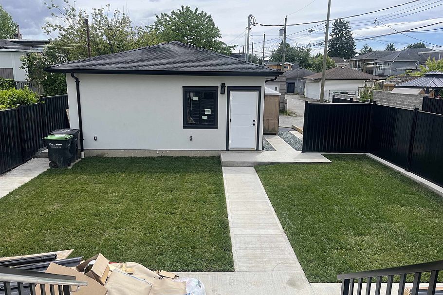 2348 E 49th Avenue Vancouver, BC - 2