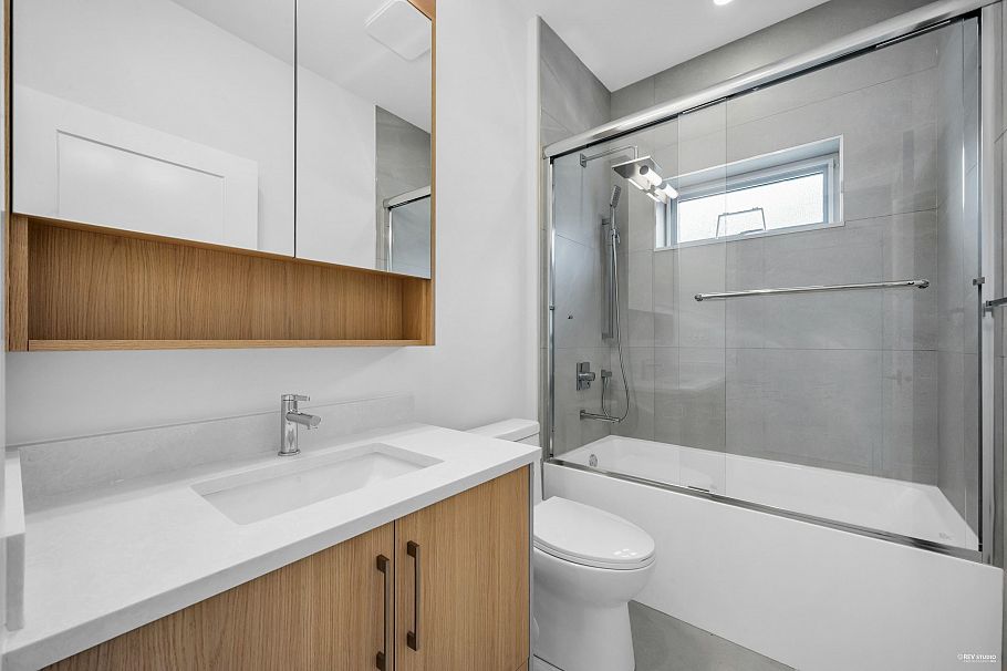 3673 E 48th Avenue Vancouver, BC - 18